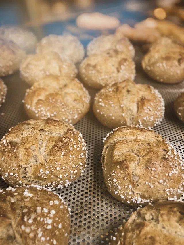 Bauernbrötchen mit Saaten auf einem Lochblech