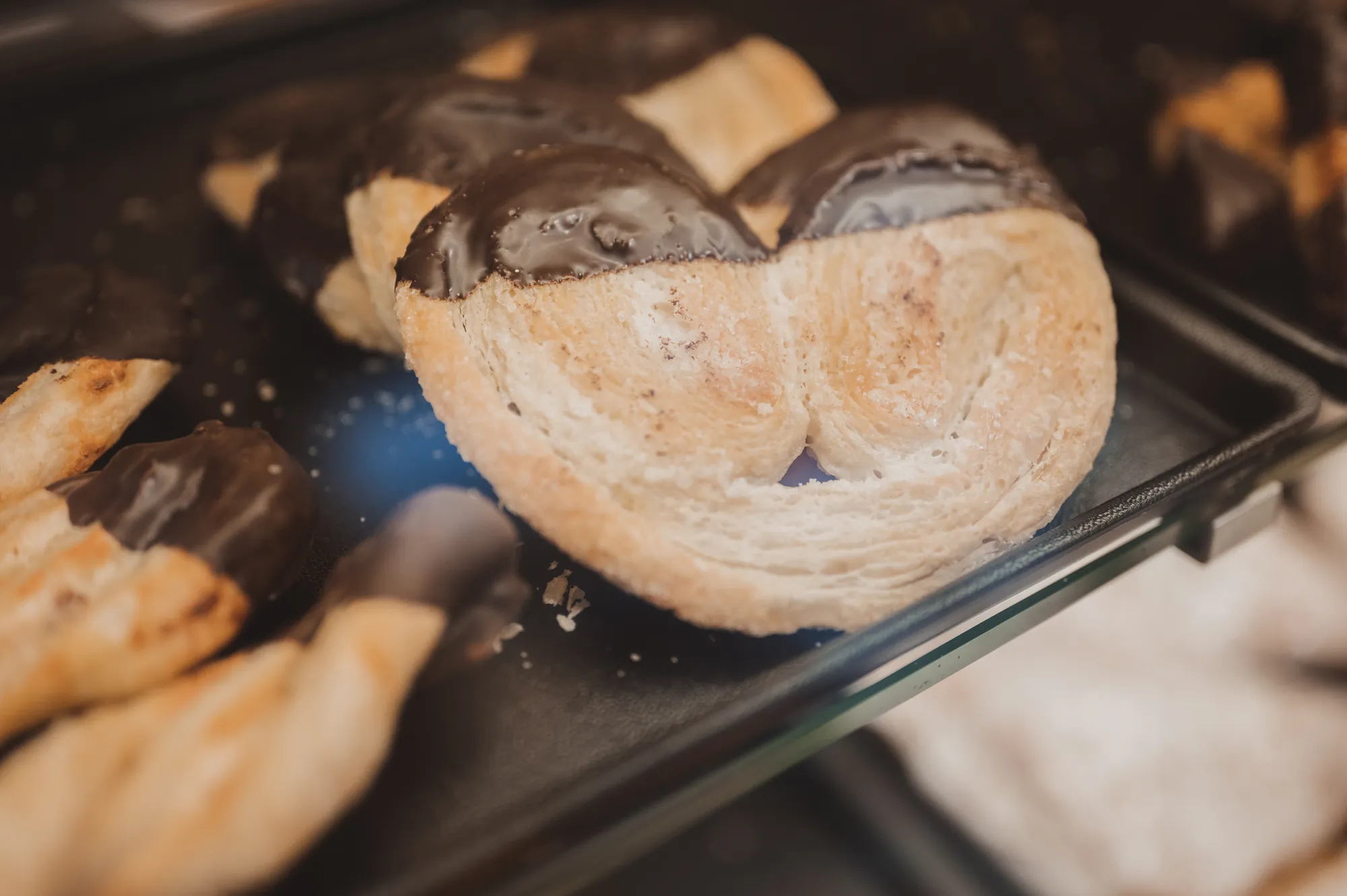 Blätterteiggebäck mit Schokoladenglasur in der Verkaufstheke