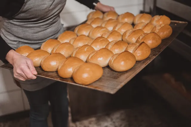 Frisch gebackene Brötchen auf einem Holzbrett