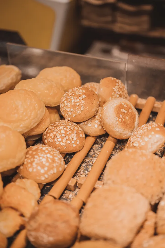 Frische Brötchen mit knuspriger Kruste und Saaten im Holzrost