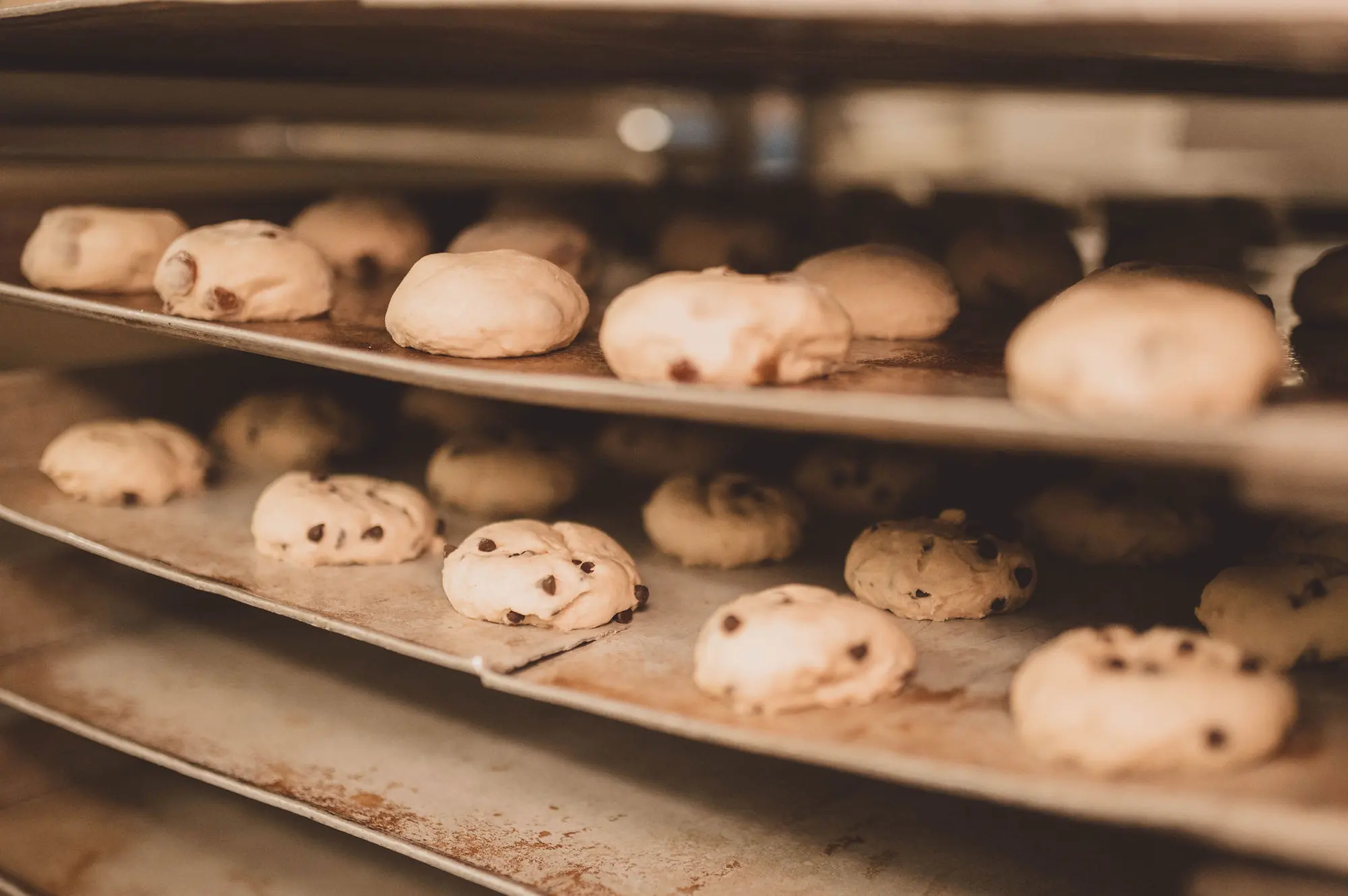 Brötchen mit Rosinen auf dem Backwagen