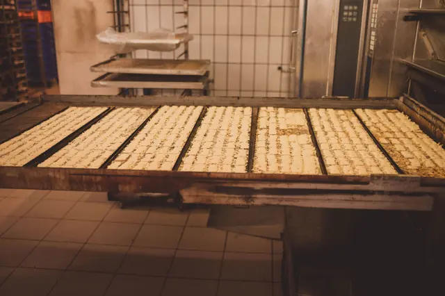 Gebäck auf dem Blech bereit für den Ofen