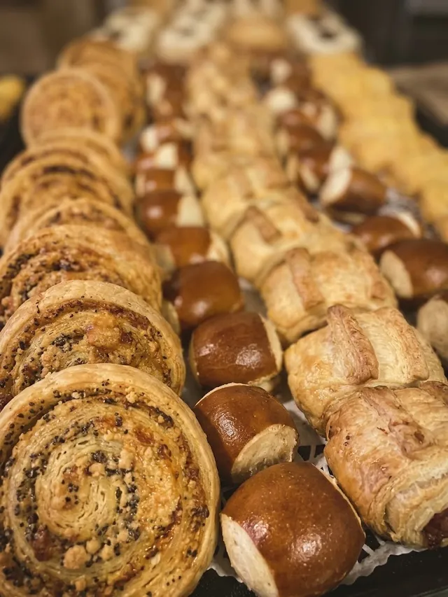 Herzhaftes Fingerfood-Gebäck: Schnecken, Laugenstückchen und Blätterteig