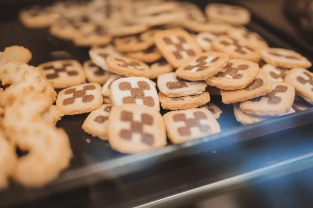 Mürbeteiggebäck mit Schachbrettmuster aus hellem und dunklem Teig