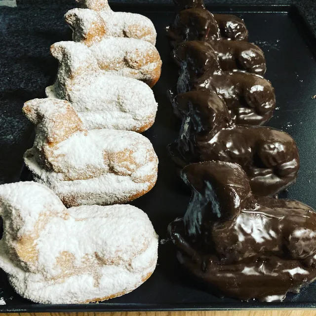 Osterlämmer aus Rührteig mit Puderzucker und Schokoladenglasur