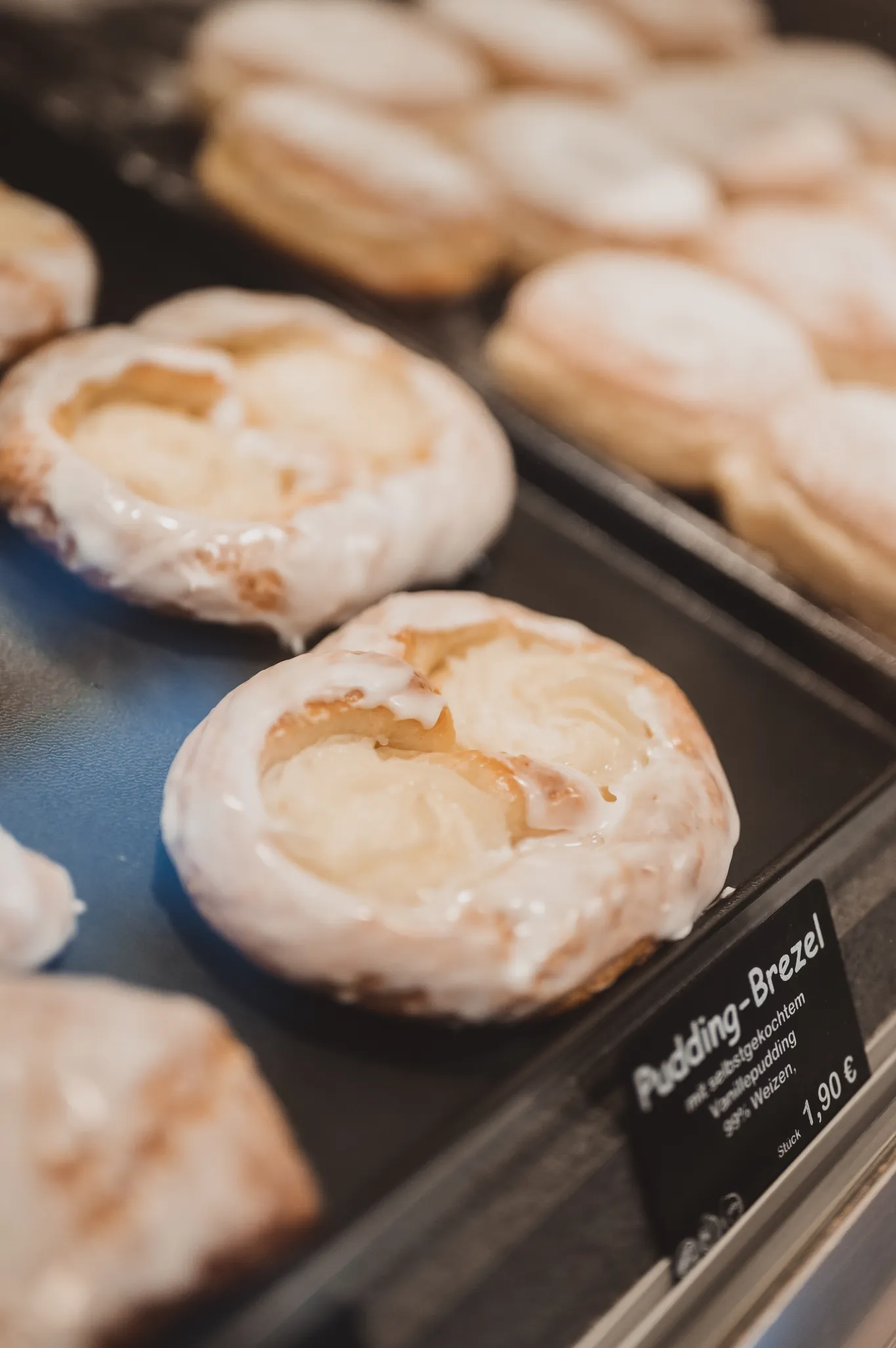 Pudding-Brezel mit Zuckerguss in der Verkaufstheke