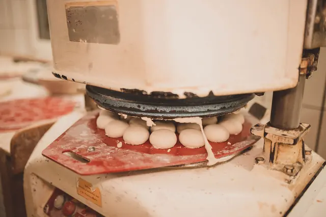 Teigteilmaschine portioniert Brötchenteig